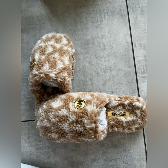 Brand new Michael Kors Alexis Closed Toe. Jacquard Faux Sherpa Slippers 7M/Camel - Picture 3 of 7
